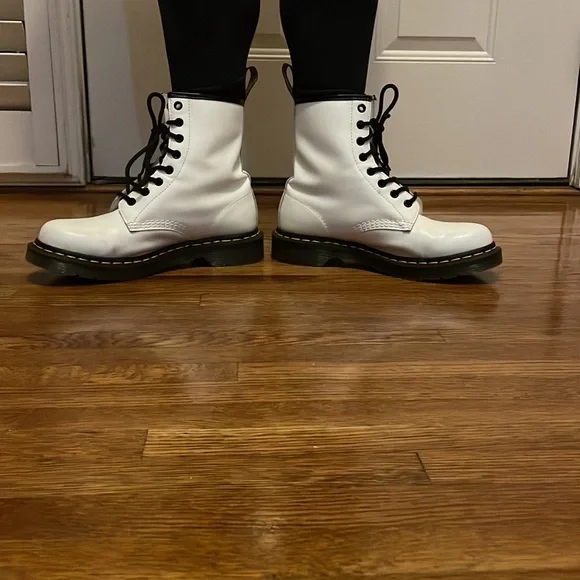 Dr Martens - Women's 1460 Smooth Leather Combat Boots - like new - Picture 5 of 11